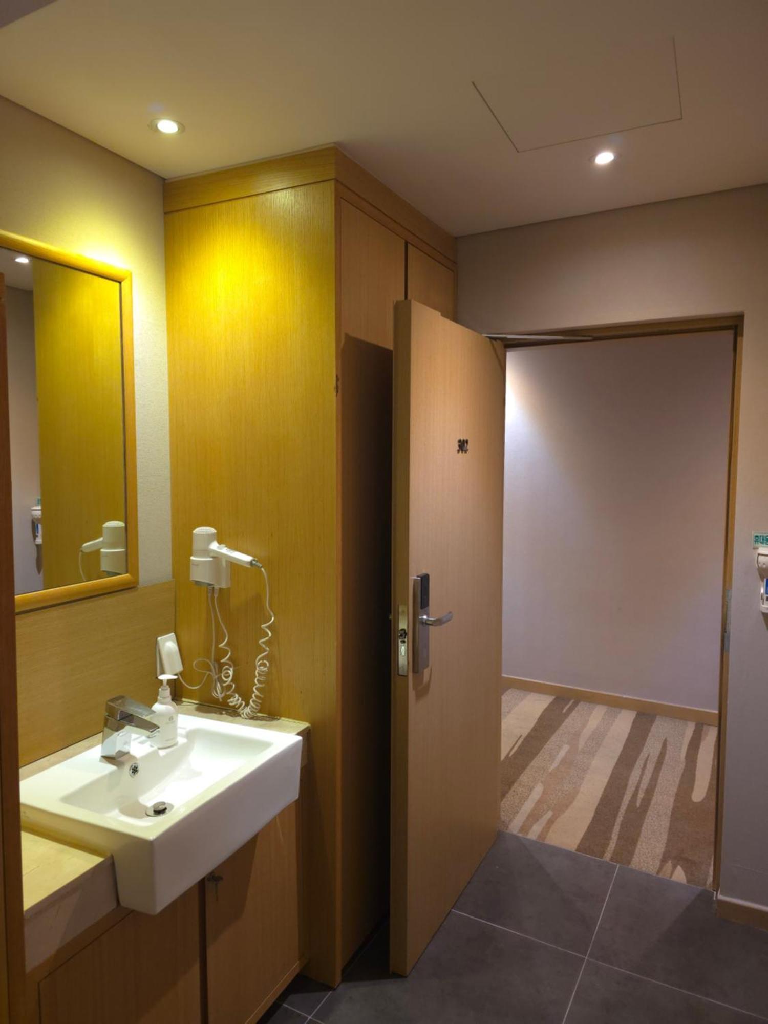 Hotel New Oriental Myeongdong Сеул Экстерьер фото